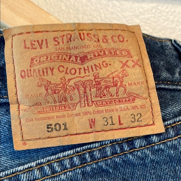 Levi’s Woman’s 501 Classic Straight Leg Blue Jeans, Size 31 x 32, EUC - Picture 5 of 13